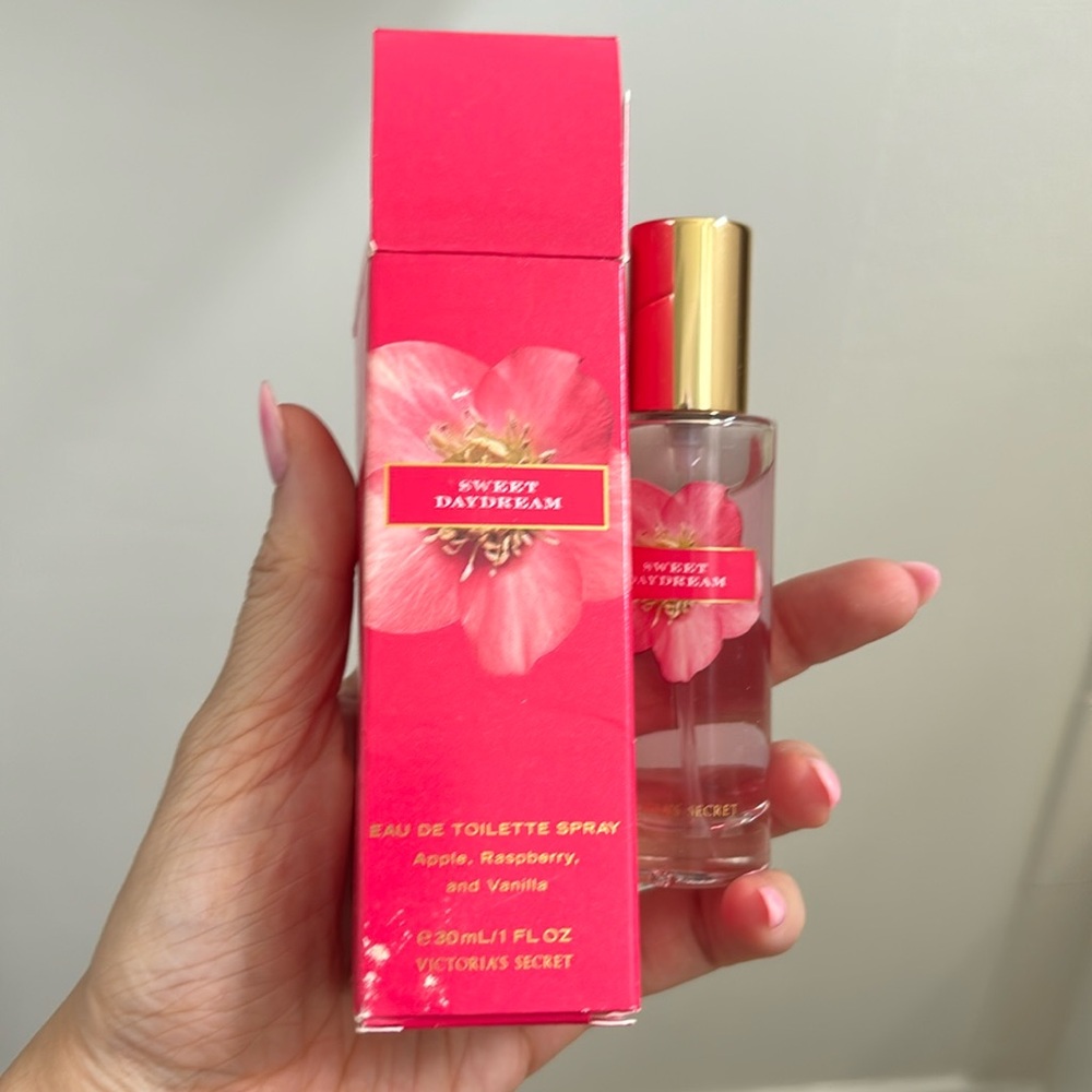 Rare/ discontinued Victoria’s secret sweet daydream 1oz spray. New with box..